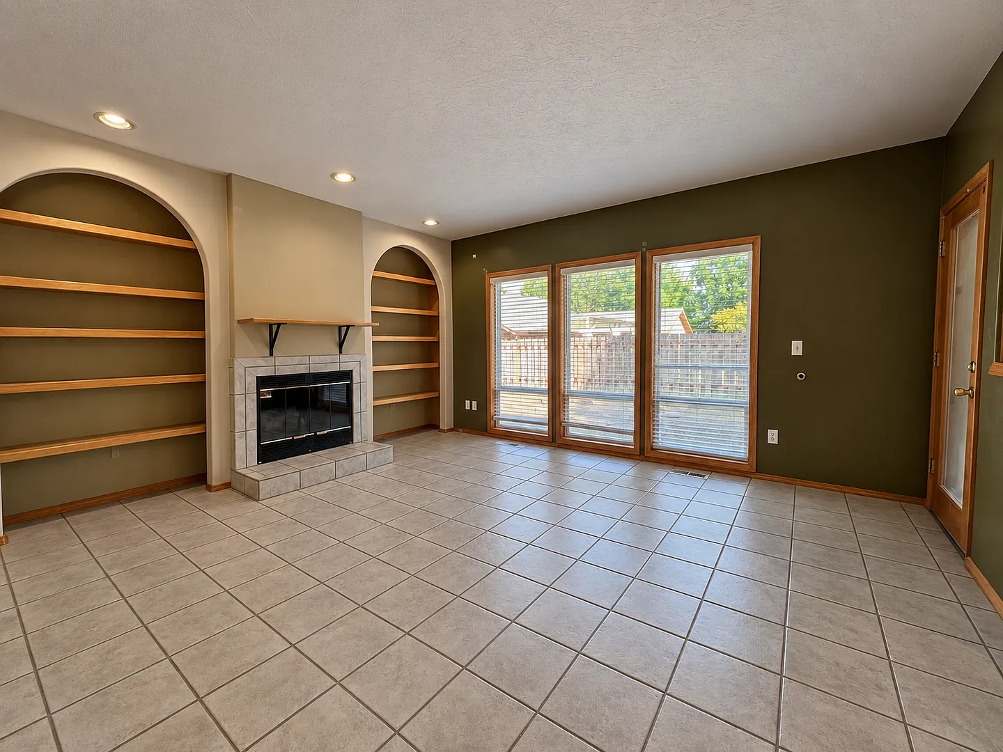 Spacious 3-Bedroom Sherwood Home with Fireplace, Built-Ins & Attached Garage! — Photo 3