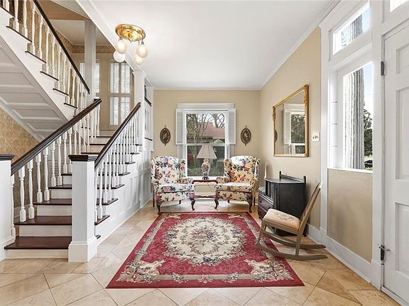5th image of 901 W Marvin Ave