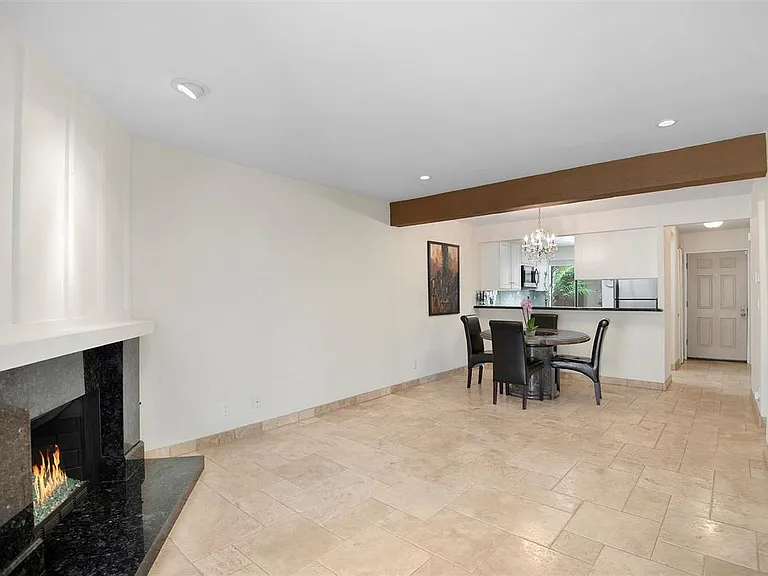 5760 Owensmouth Ave — Photo 4