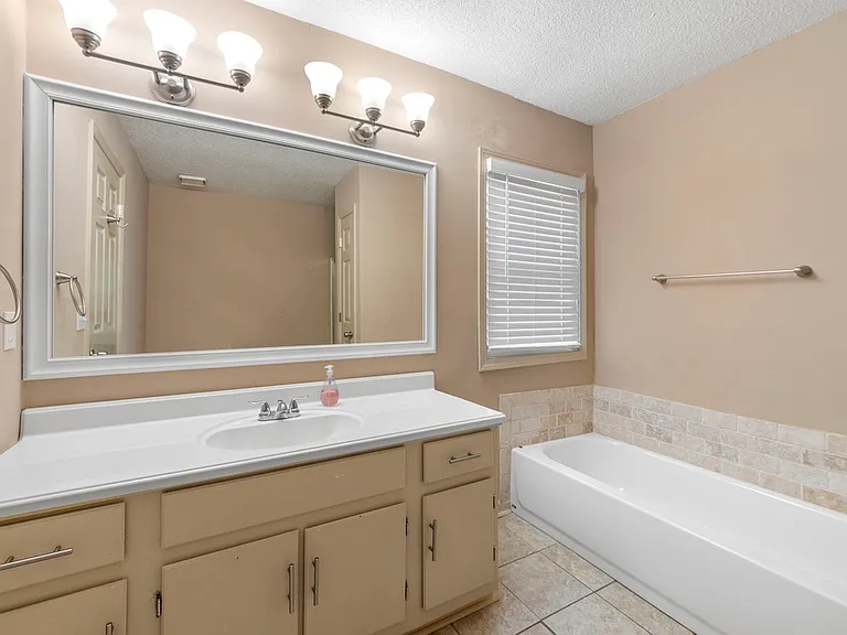 646 Woodcrest Manor Dr #A — Photo 3