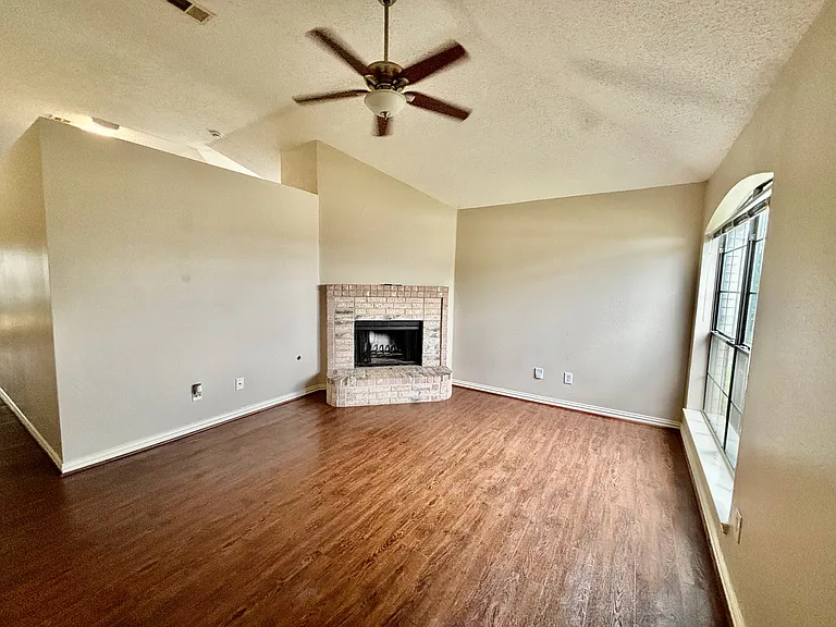 1701 Hillside Dr — Photo 4