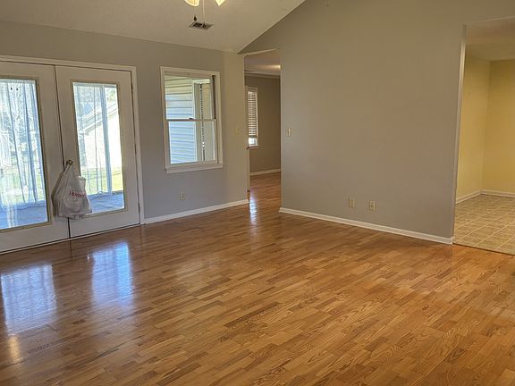 3rd image of 305 Hidden Creek Cir