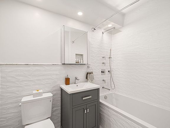 5th image of 166 E 63rd St APT 5E