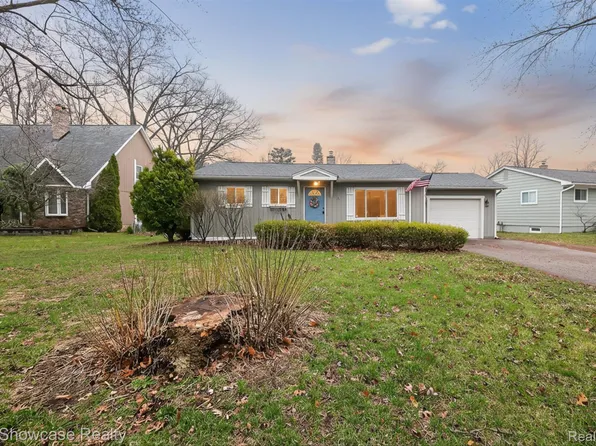 341 Rustic Cir, White Lake, MI 48386