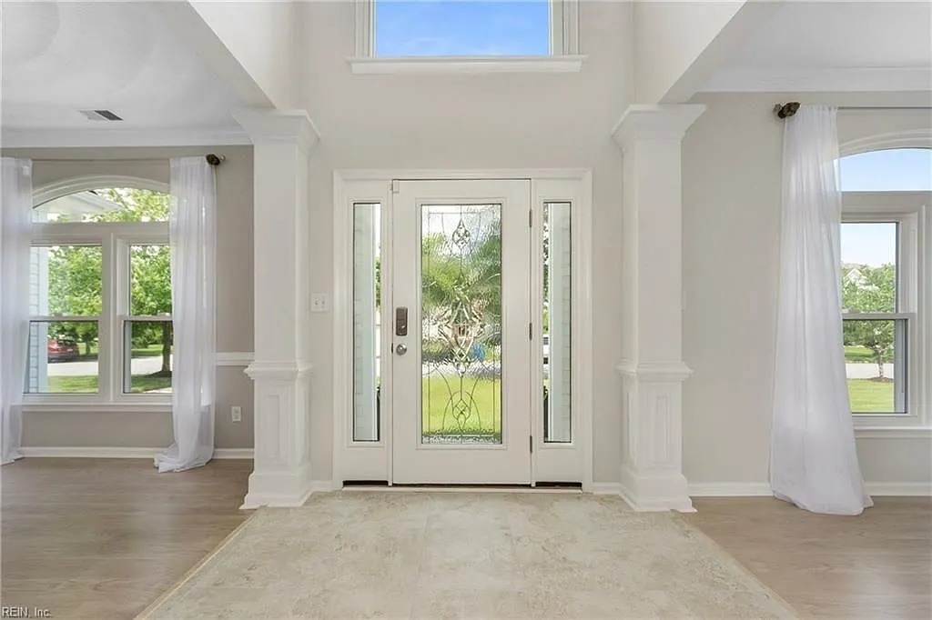 5 bed, 3.5 bath, 3200 sqft, $4,000 — Photo 2