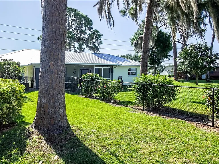 924 Lake Dr E — Photo 37