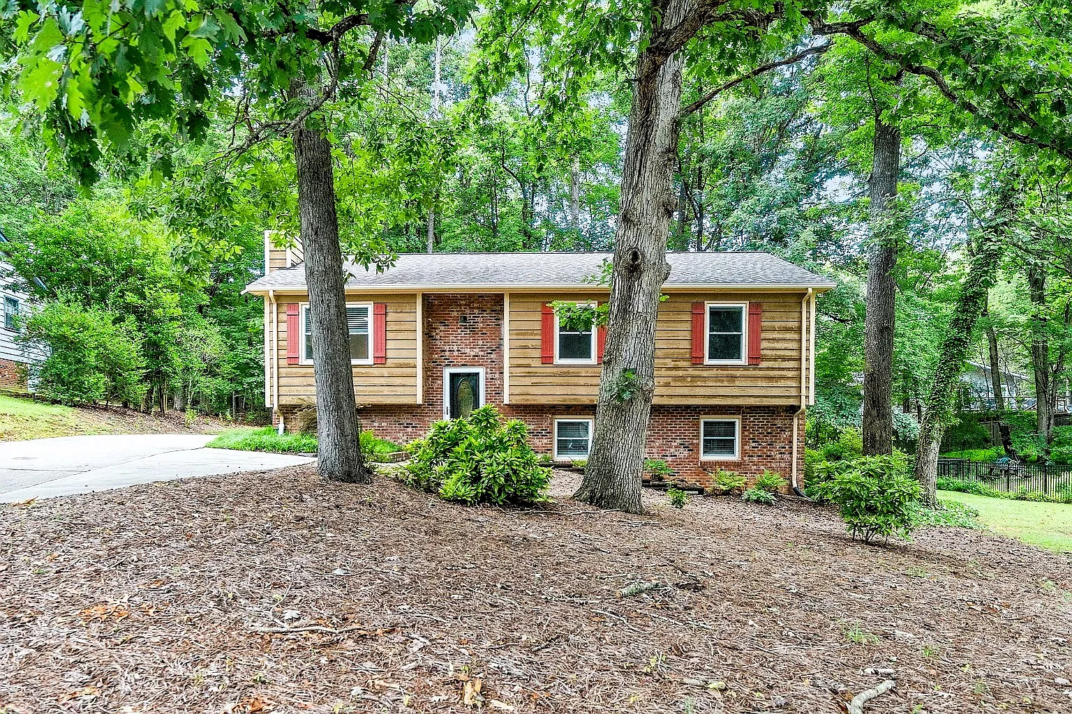 6 bed, 2311 sqft, $700 — Photo 1