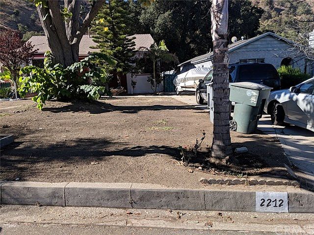2nd image of 2212 E Glenoaks Blvd