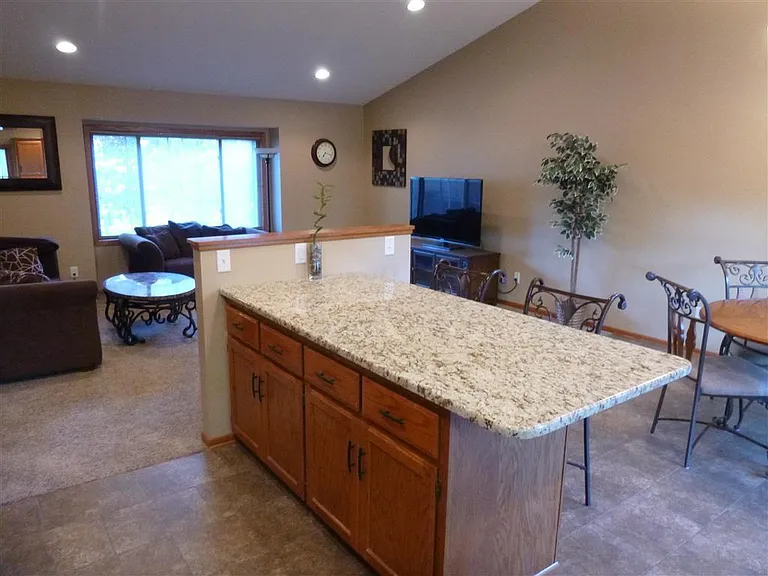 808 Chalet Dr NW — Photo 4
