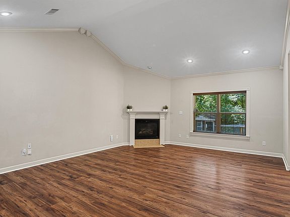 3rd image of 3013 Greenbrier Dr