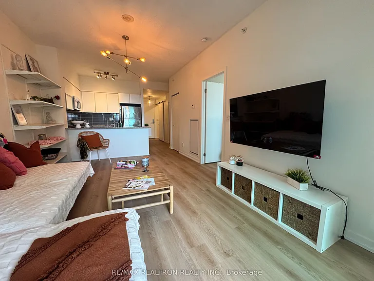 150 E Liberty St #407 — Photo 2