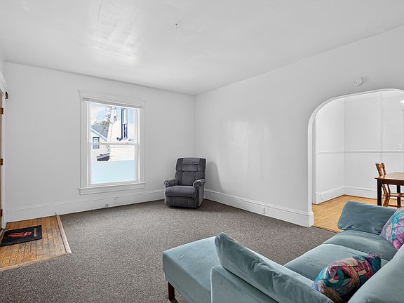 5th image of 609 Webb St