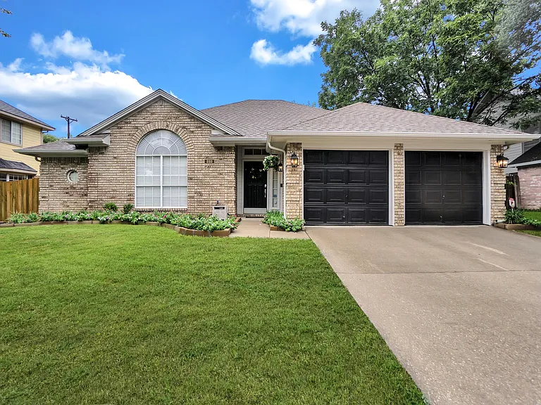 232 Brittany Dr — Photo 1
