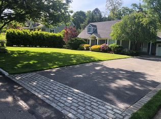 10 Mayfair Dr, Huntington, NY 11743