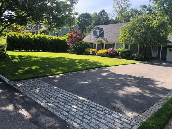 10 Mayfair Dr, Huntington, NY 11743