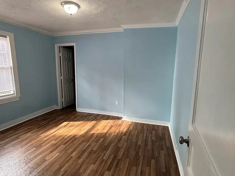 907 Winn St — Photo 5