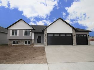 1517 Valley Bluffs Dr, Minot, ND 58701