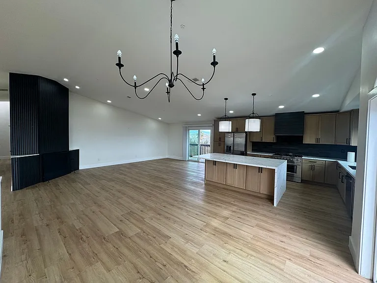 1047 Sangamon Ave — Photo 10
