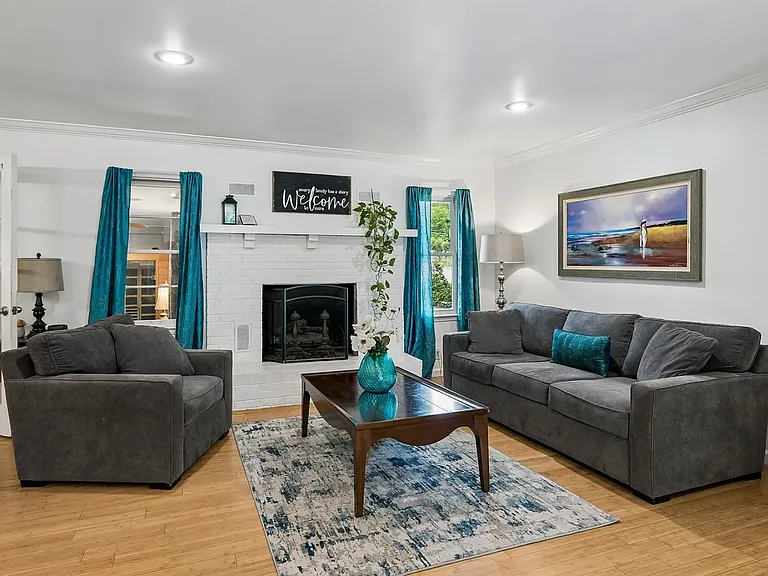 225 London Ln — Photo 4