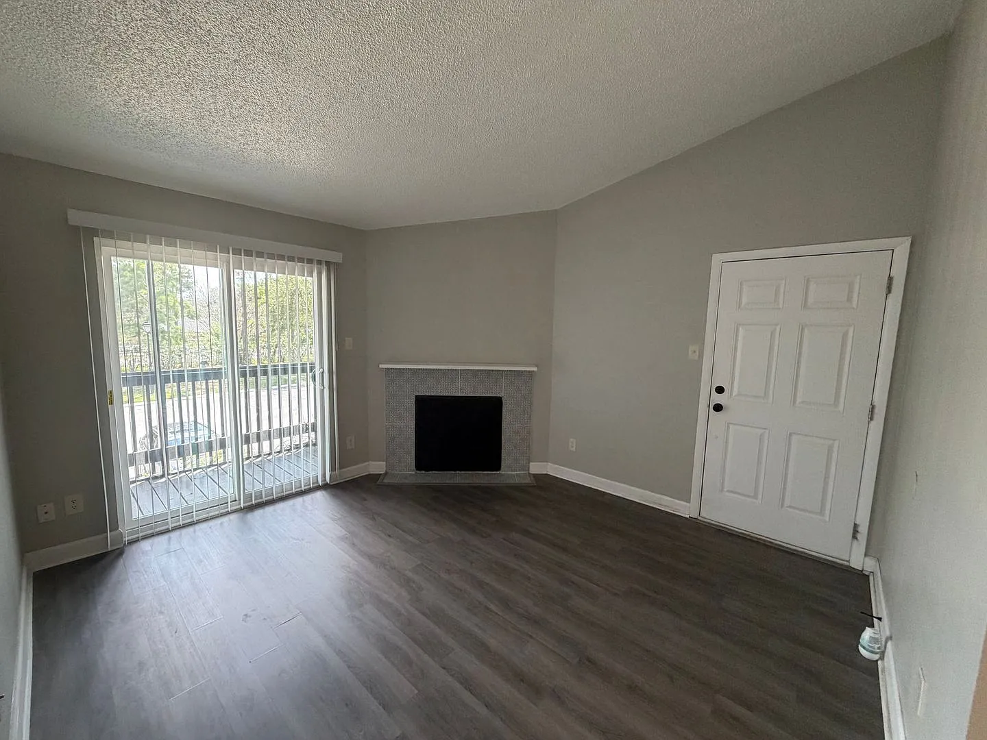 Like New Wonderful 2/1 Condo With Fireplace - Available Now! — Photo 2