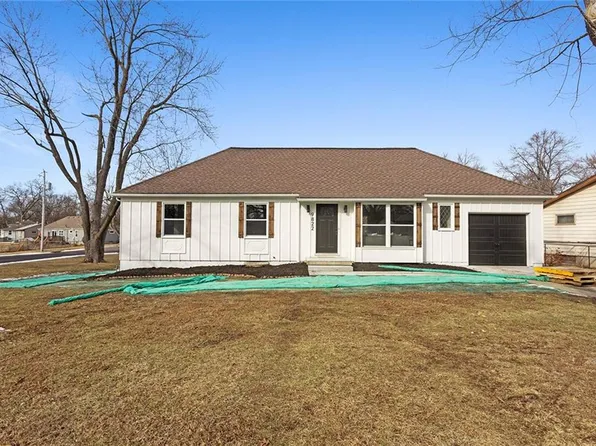 9822 England Dr, Overland Park, KS 66212