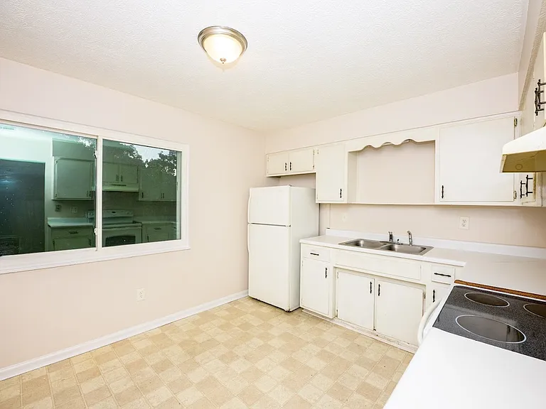 244 Pinewood Dr #4 — Photo 6