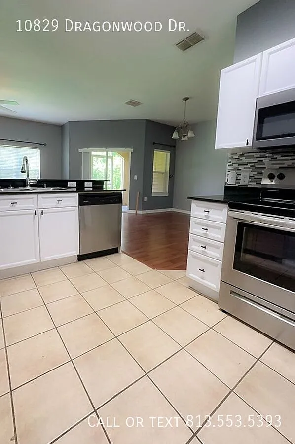 3BR/2.5BA Townhome in Gated New Tampa Community w/ Pool & Gym Internet Included! — Photo 4