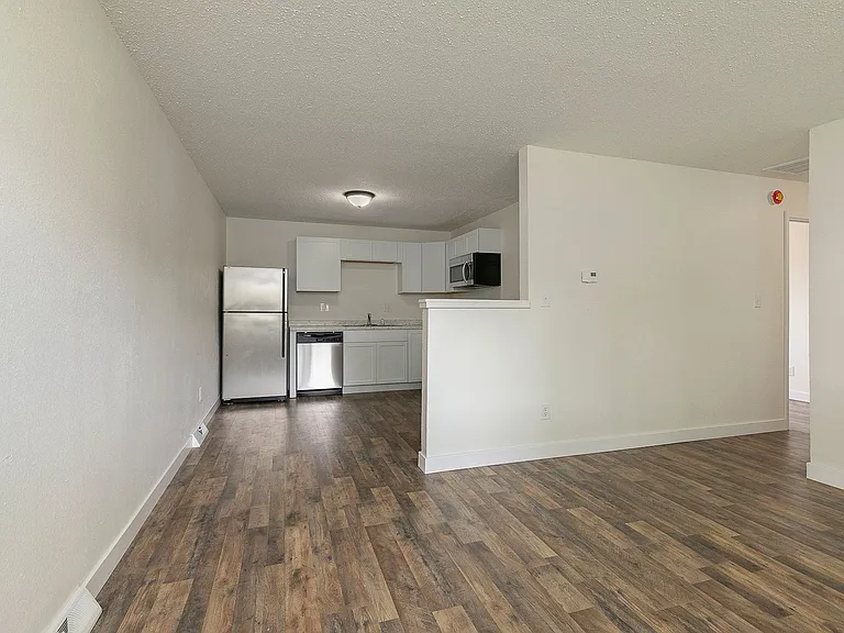 733 W College St #B — Photo 6