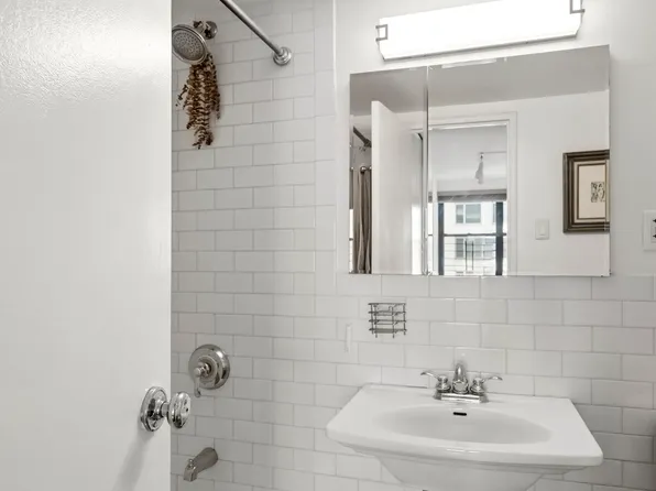 200 East 24th Street image 8 of 11