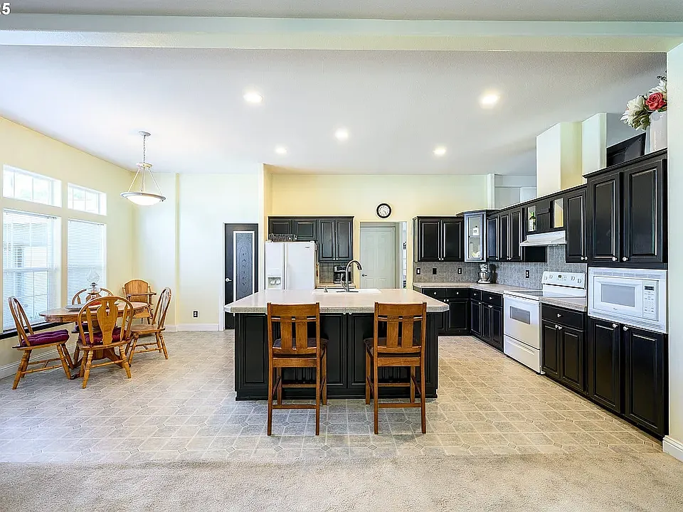 4 bed, 2.5 bath, 2500 sqft, $3,100 — Photo 2