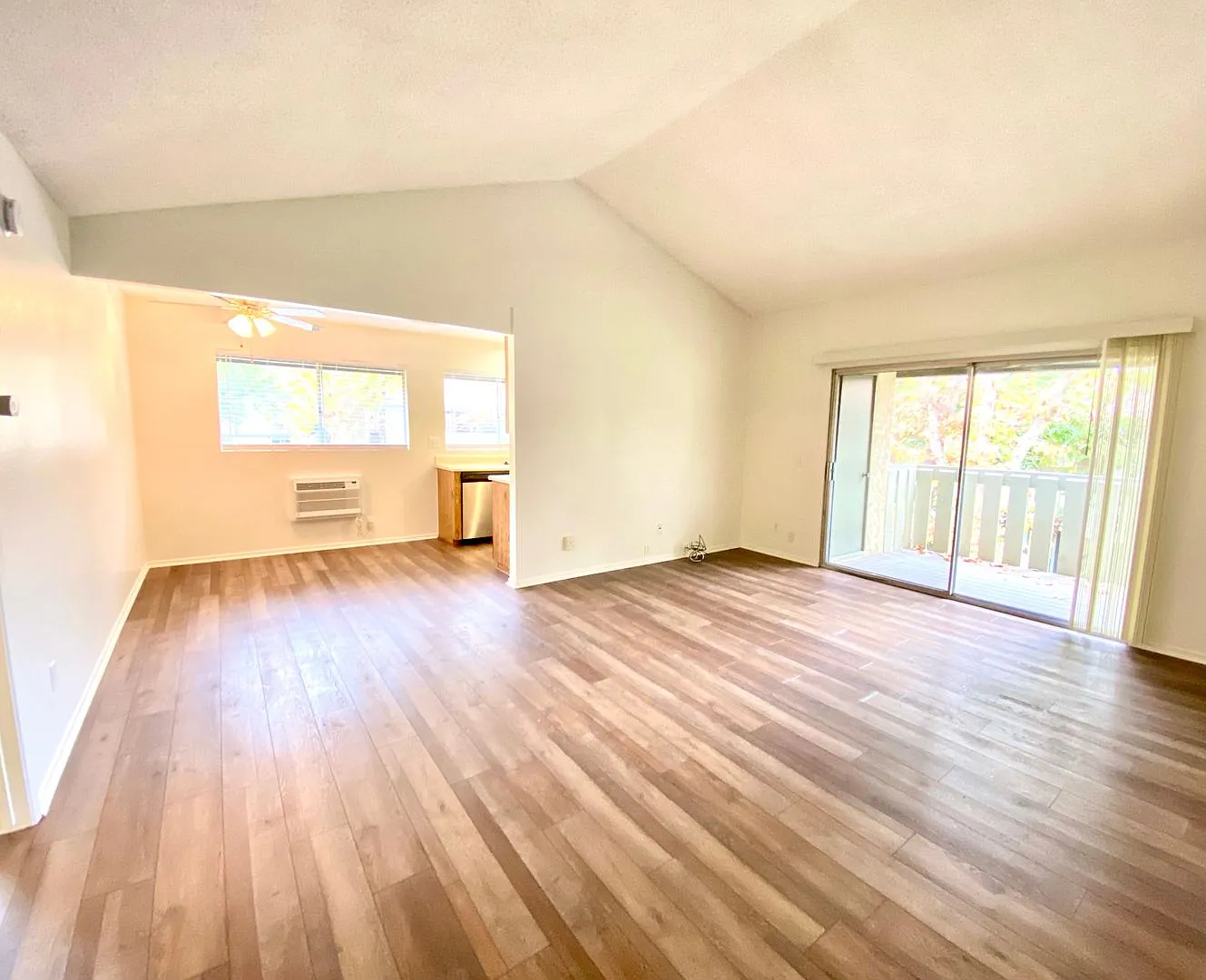 Upstairs 1-Bedroom Condo in Quail Creek Pool View & Balcony — Photo 3