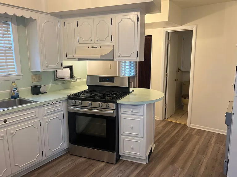 240 W Locust St — Photo 9