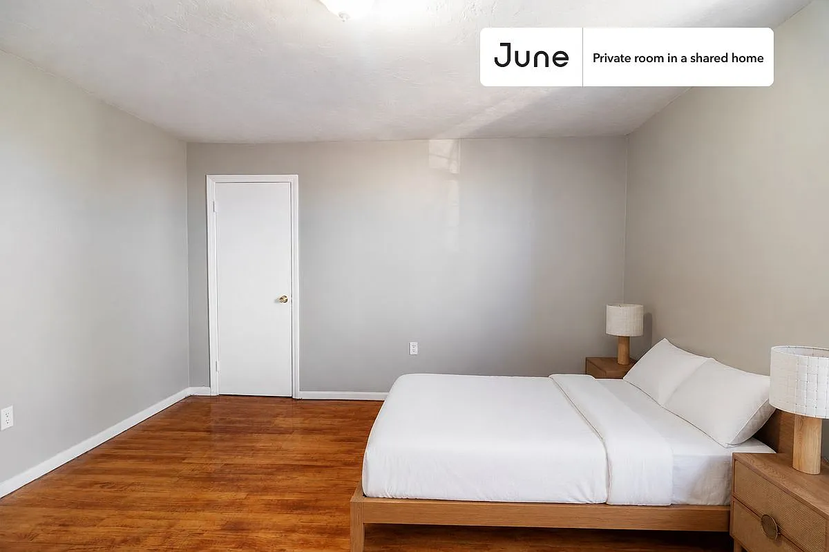 Queen bedroom in 4 bed/2 bath home in Newton Corner #925 D — Photo 1