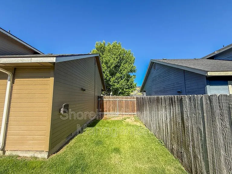 3420 N Oakstone Ave — Photo 5