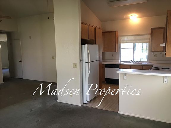 92 Lexington Drive - Kitchen/Living Room