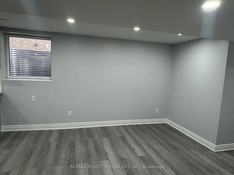 33 Bluffwood Cres — Photo 5