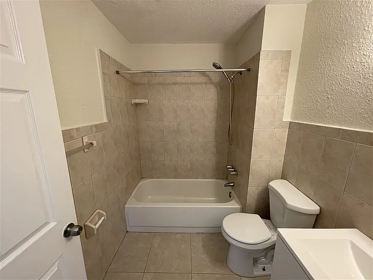 1148 W 28th St #2 — Photo 9