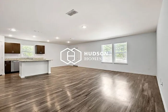 3 bed, 2.0 bath, 1600 sqft, $1,695 — Photo 4