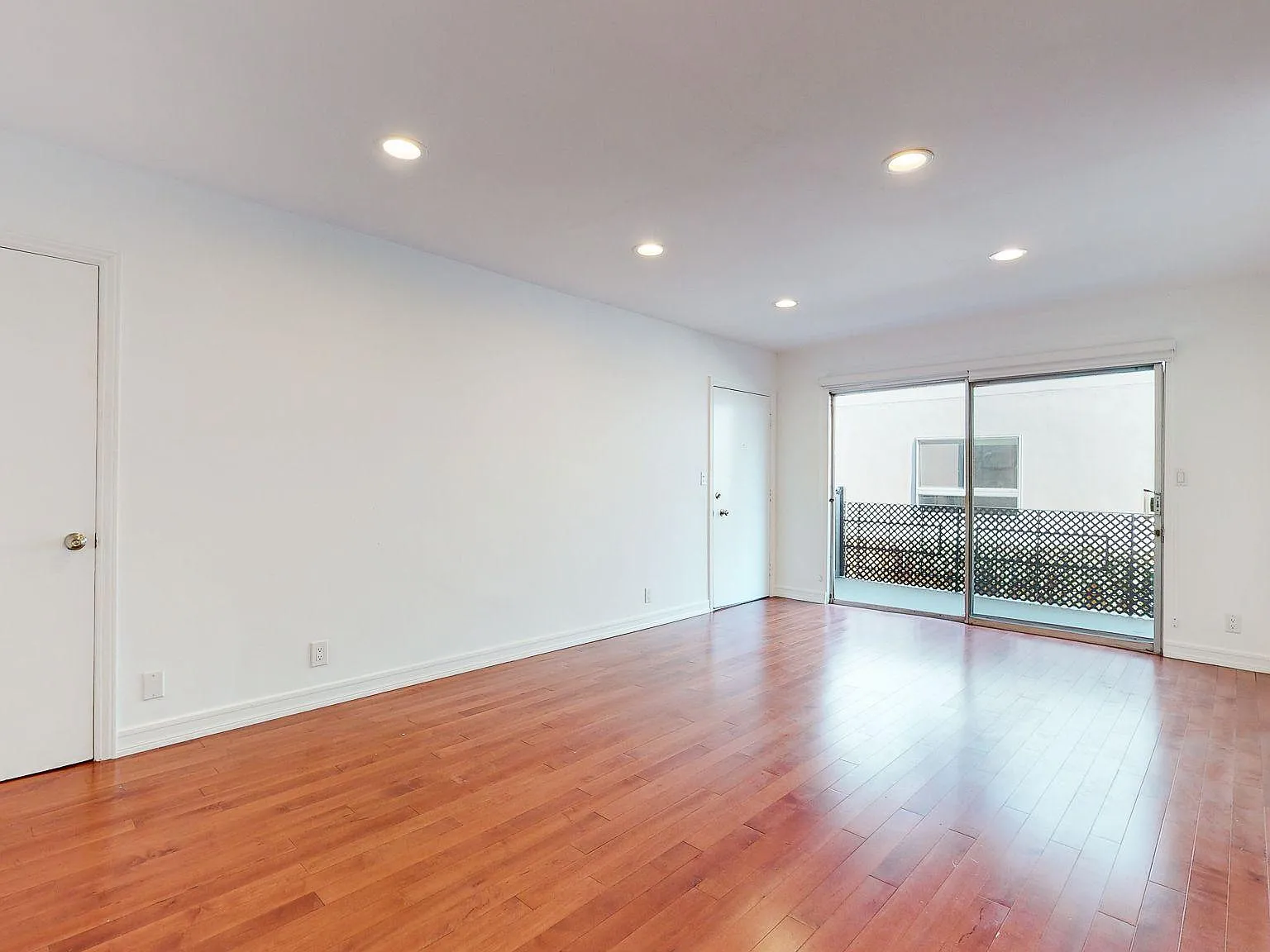 2 bed, 950 sqft, $3,995 — Photo 3