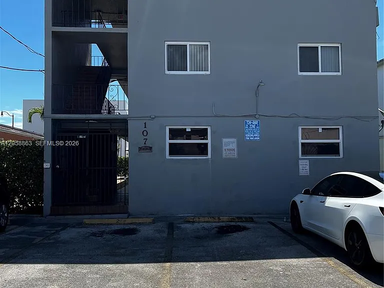 107 SW 18th Ct #12 — Photo 1