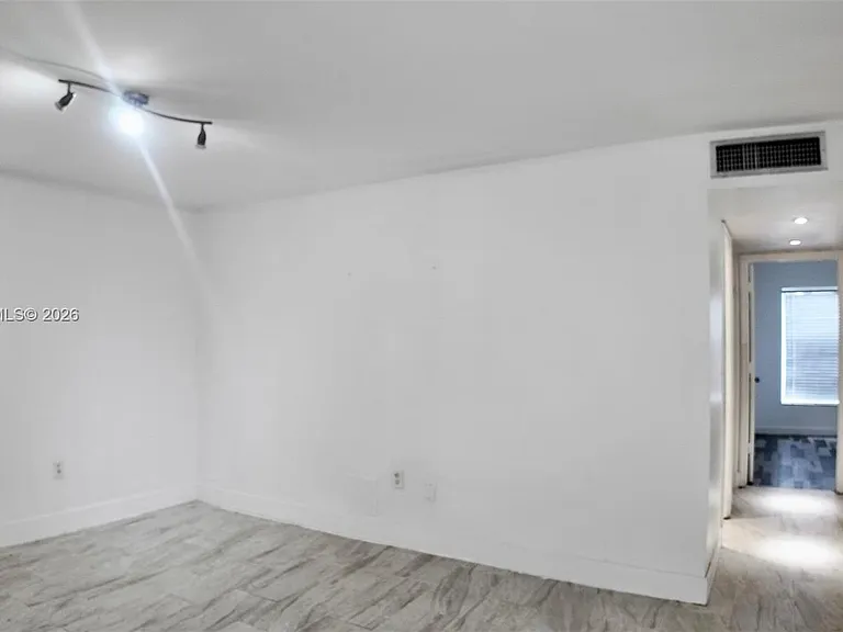 2138 SW 6th St #101 — Photo 12
