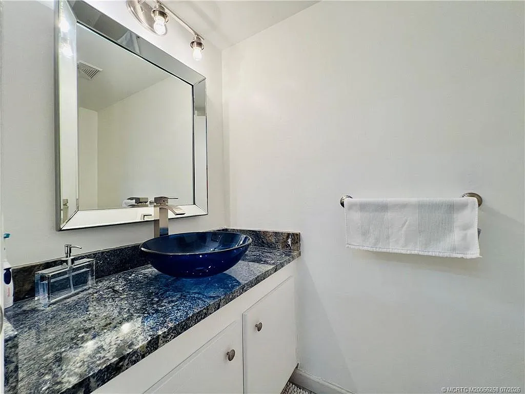 2 bed, 2.5 bath, 1394 sqft, $2,400 — Photo 4