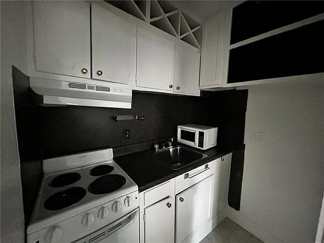Building Photo - 1032 4th St