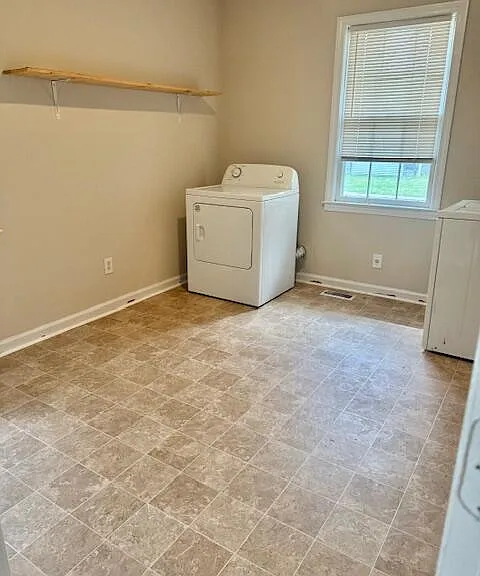 2730 Lakewood Dr — Photo 5