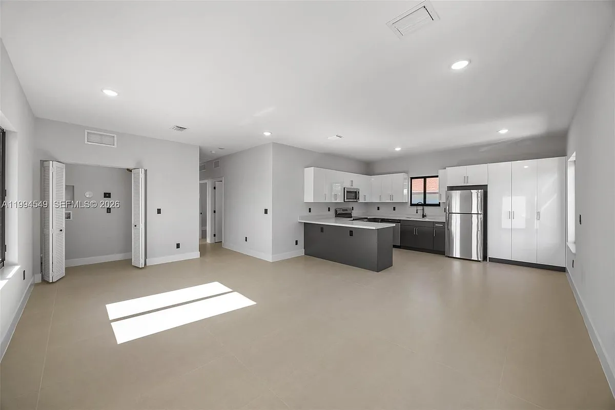 Building Photo - 601 NW 3rd Ave #1