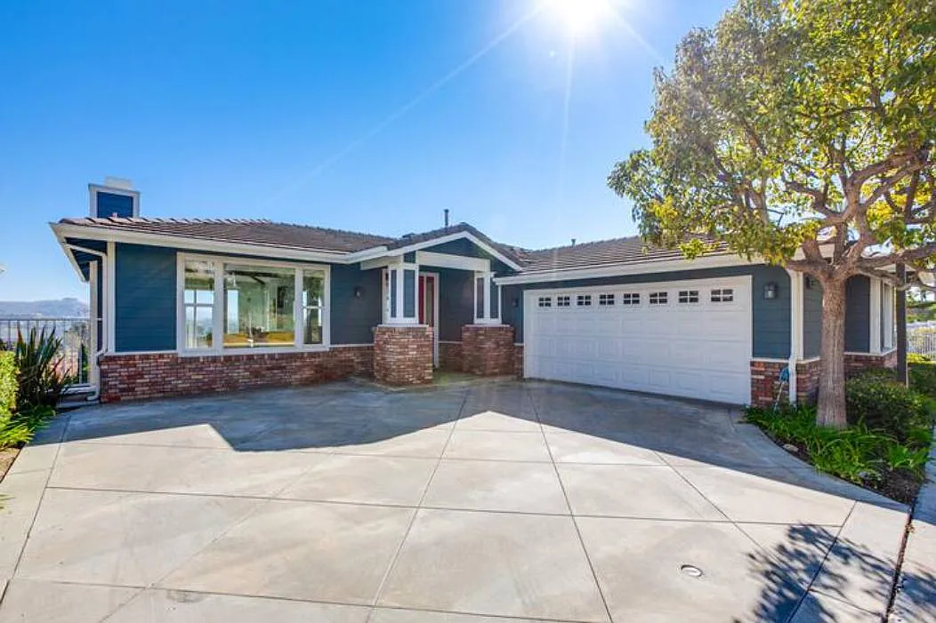 3 bed, 2.5 bath, 2732 sqft, $8,200 — Photo 2