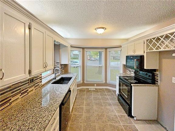4th image of 916 SW Southgate Ct
