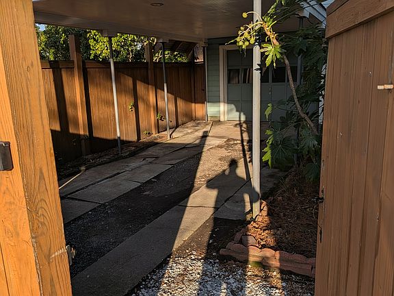 3rd image of 609 Vermont Ave