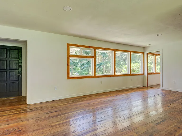 1736 W Beach Rd — Photo 9