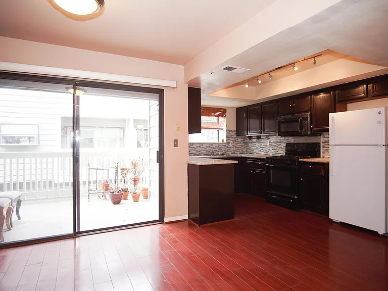 1214 S Mayflower Ave #D — Photo 5